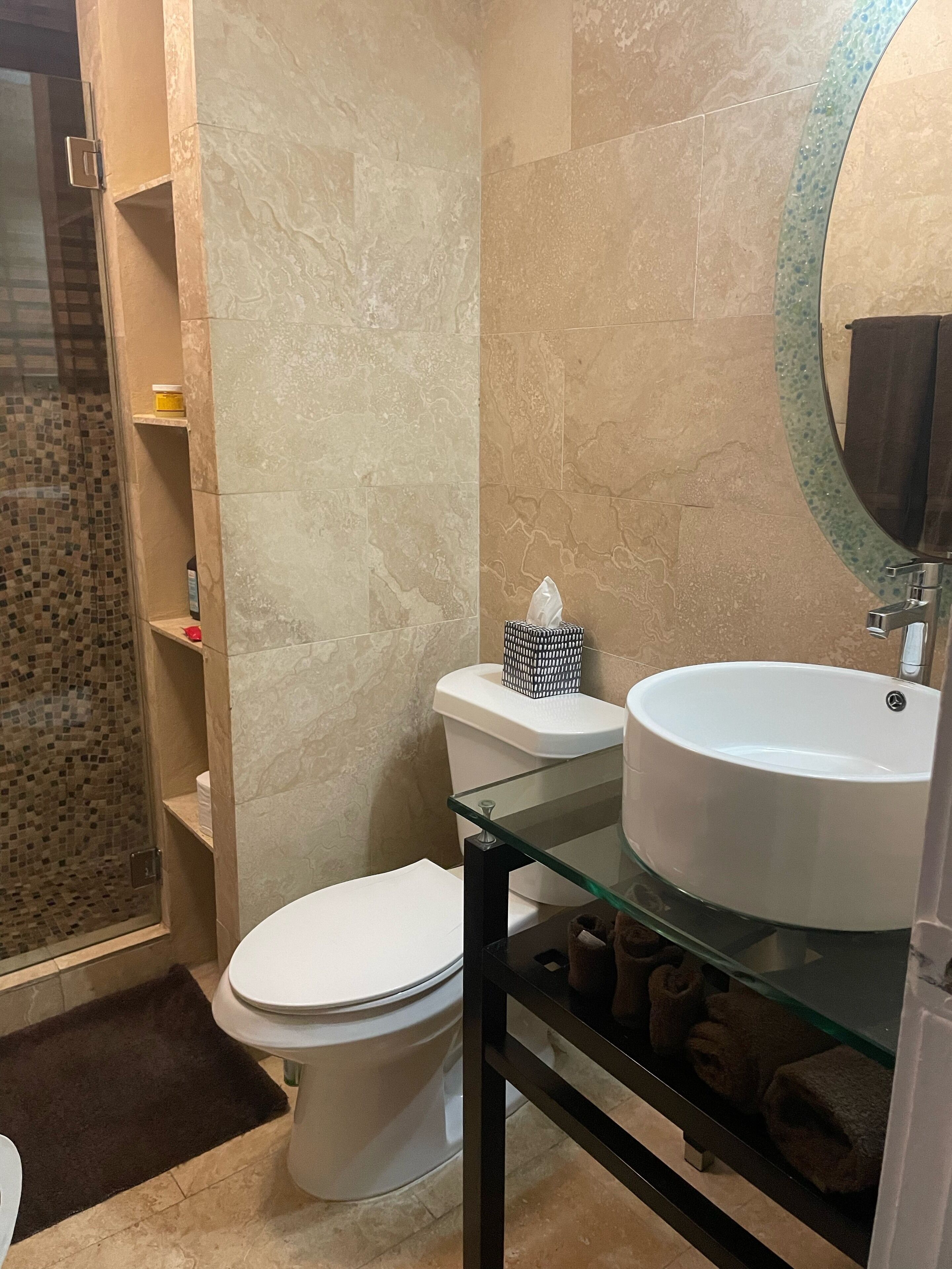 Dusche, Haartrockner, Handtücher, Seife