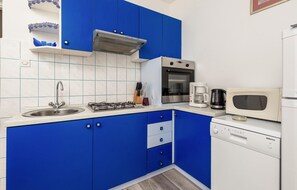 Réfrigérateur, micro-ondes, plaque de cuisson, lave-vaisselle