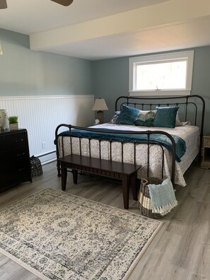 4 sovrum, skrivbord, strykjärn/strykbräda och resesäng