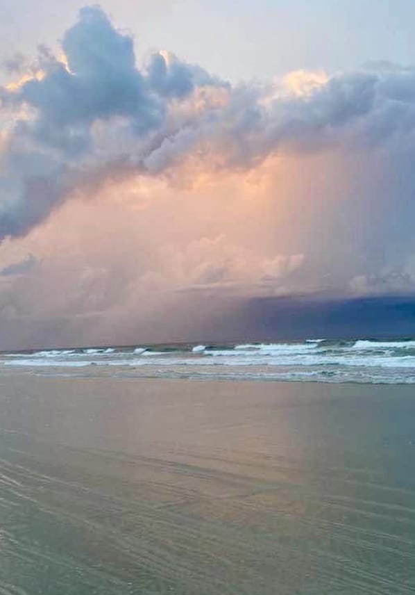 Plage, chaises longues, serviettes de plage