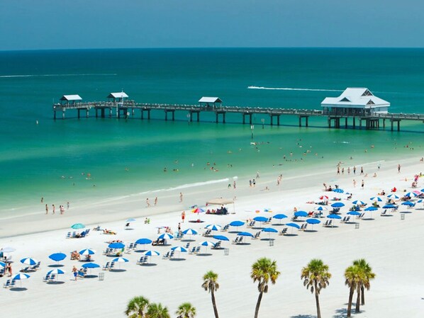 Vlak bij het strand, ligstoelen aan het strand, strandlakens