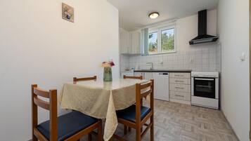 Frigorífico, horno, placa de cocina y lavavajillas