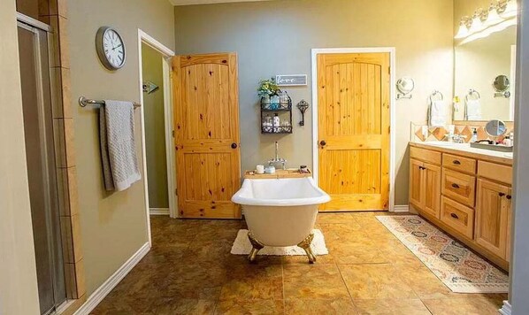 Duschwanne, Handtücher, Seife, Toilettenpapier