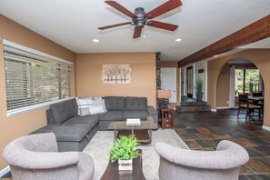 Smart TV, fireplace, video games, books - Unwind in Our Flagstaff Home: Peaceful, Beautiful, and Perfectly Located (Flagstaff)