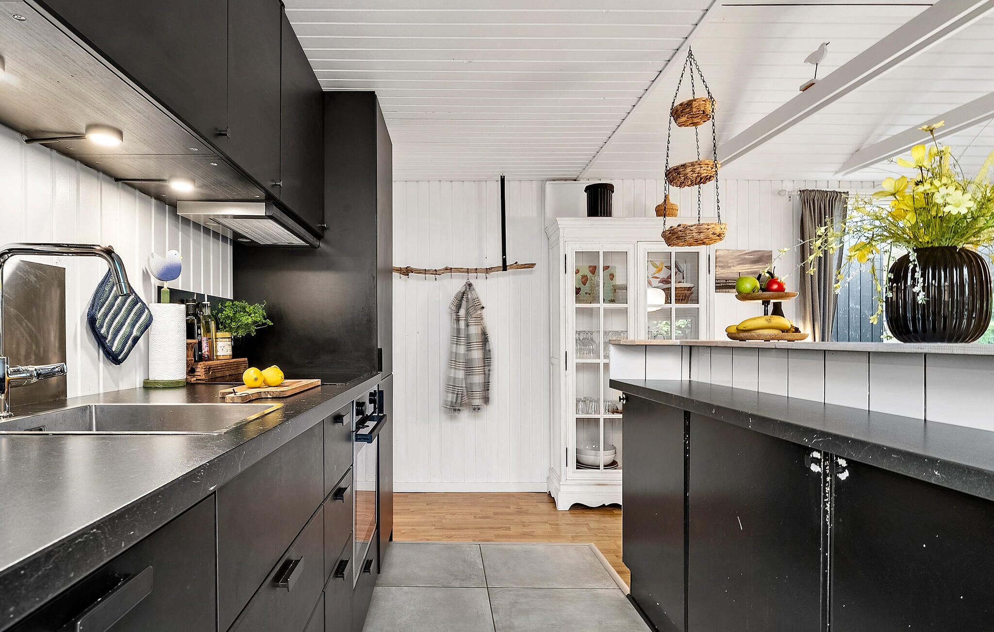 Een koelkast, een oven, een kookplaat, een vaatwasser