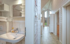 Shower - Stunning home in Krems II/Warderbrück with sauna (Krems II/Warderbrück)