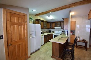 Fridge, microwave, oven, stovetop - Short's Landing at 505 West. Murphy  (Alpine)