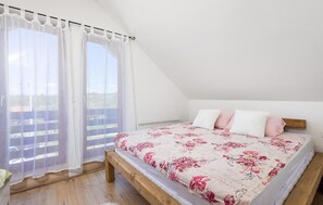 2 bedrooms, travel crib, free WiFi, bed sheets