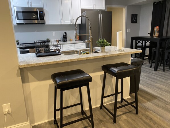 冷蔵庫、電子レンジ、オーブン、コンロ