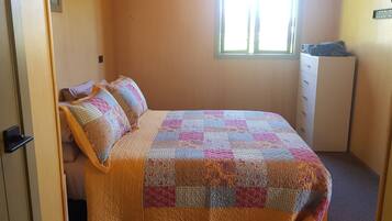 1 bedroom, bed sheets