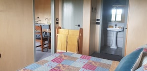 1 bedroom, bed sheets