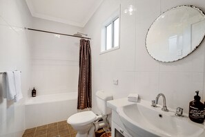 House, 3 Bedrooms | Bathroom | Combined shower/tub, hair dryer, soap, shampoo - Nineteen - Your Innkeeper Mudgee (Mudgee)