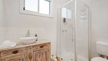House, 3 Bedrooms | Bathroom | Combined shower/bathtub, hair dryer, soap, shampoo