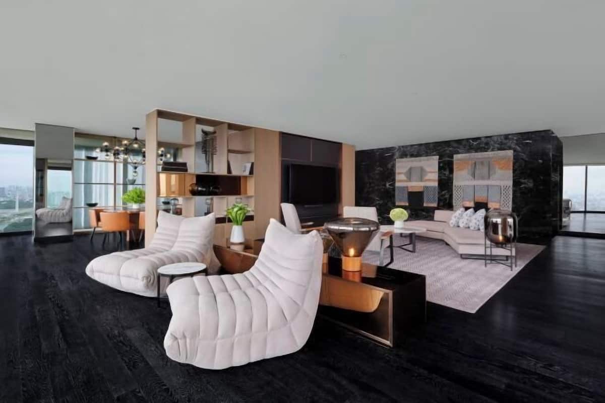 Área de sala de estar | Televisión LED de 55 pulgadas con canales por cable y televisión