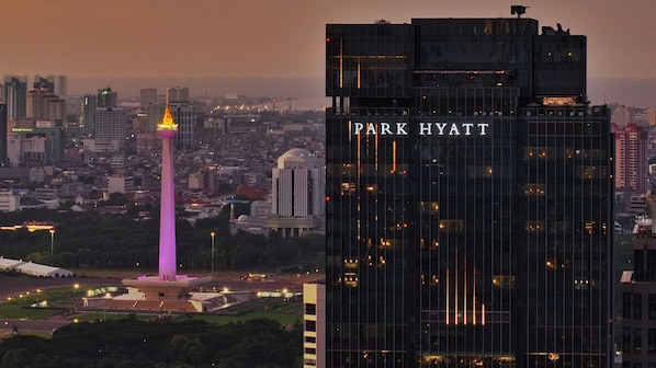 Un moderno hotel de gran altura con el nombre 'Park Hyatt' claramente visible.
