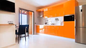 Réfrigérateur, micro-ondes, plaque de cuisson, cafetiÚre/bouilloire