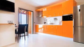 Jääkaappi, mikroaaltouuni, liesi, kahvin-/teenkeitin