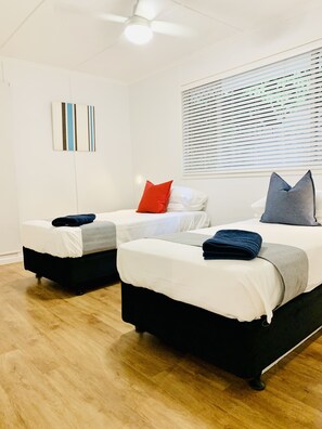 2 habitaciones, tabla de planchar con plancha, wifi y ropa de cama