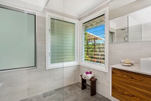 Tina, secadora de cabello, toallas, jabón 