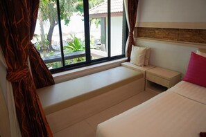 A bedroom with a window seat, a bed, and a nightstand. - Silver Sand Samed Hotel & Resort (Rayong)