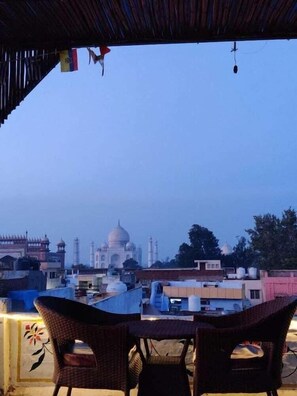 Outdoor dining - Joey's Hostel (Agra)