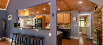 Creekside Cabin in Linville with seasonal views of lake, golf access and large deck with hot tub!