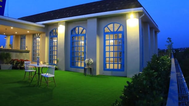 Ein Gebäude mit großen Fenstern und einer überdachten Terrasse.