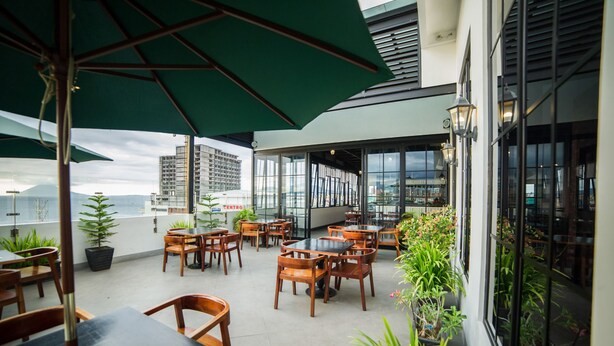 Outdoor dining - Green Eden Hotel (Manado)