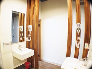 Bathroom - Knock Knock Hostel (Kaohsiung)