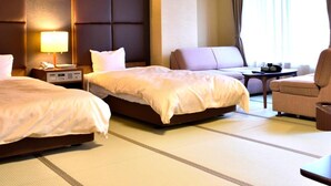 A hotel room with two beds, a sofa, a small table, and a view of the outdoors. - Konpira Onsen Kashikiri Yunoyado Kotone (Kotohira)