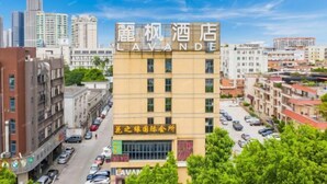 A hotel named LAVANDER with a sign in a foreign language, surrounded by urban buildings and parked cars. - Lavande Hotel (Foshan Shunde Jinlong Metro Station) (Foshan)