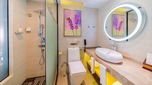 A modern bathroom with a shower, toilet, and sink. - Lavande Hotel (Foshan Shunde Jinlong Metro Station) (Foshan)