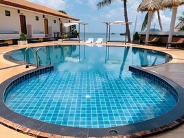 Una piscina al aire libre, tumbonas