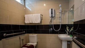 Un baño con inodoro, bidé y lavabo.