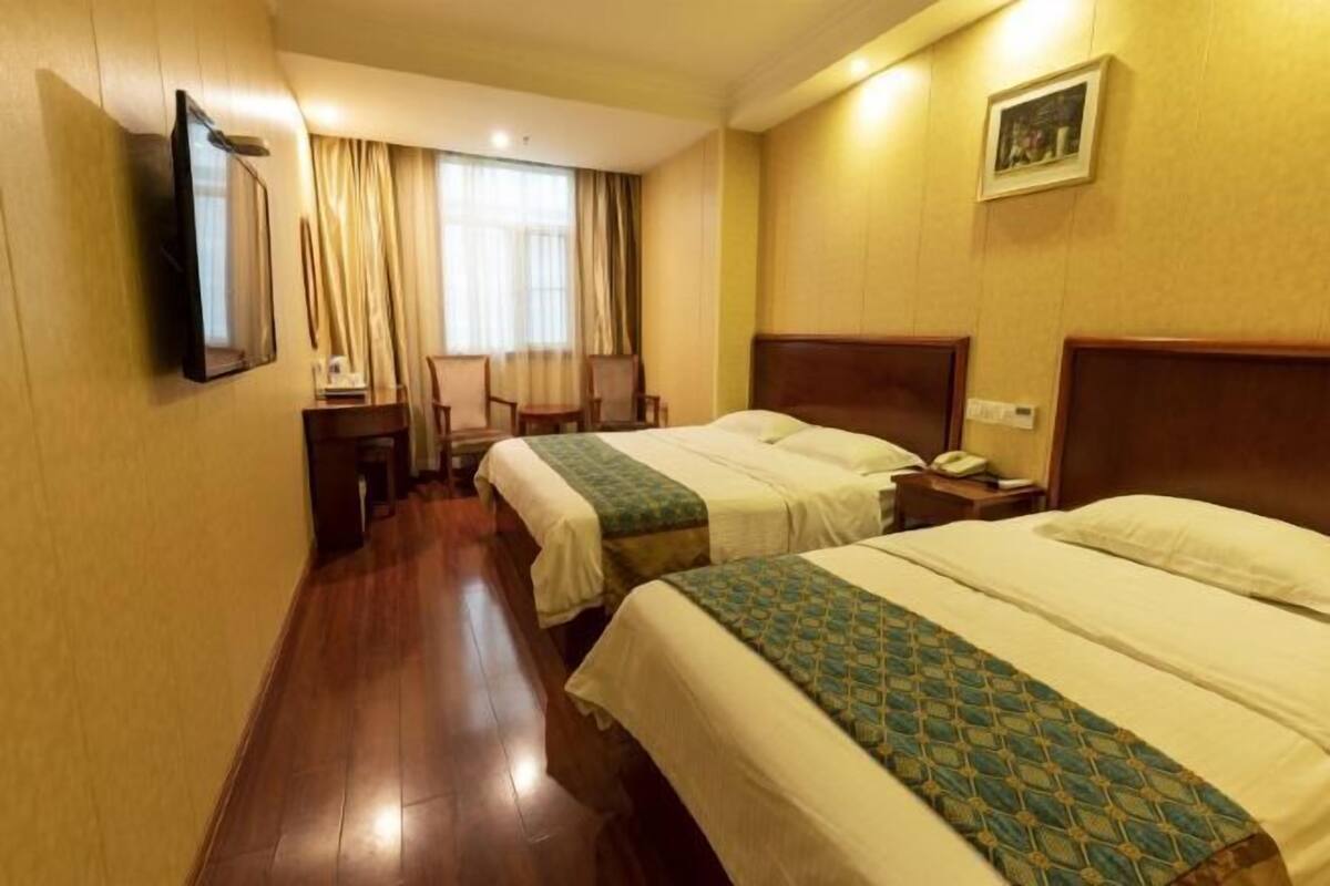 Enjoy a traditional stay with two single beds, a flat-screen TV, and a comfortable seating area.