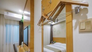 A hotel room with a bed, a desk, and a mirror. - Greentree Inn Hefei Huainan Road Huaihe Garden (Hefei)