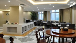 A modern hotel lobby with a reception desk, seating area, and large windows. - Greentree Inn Anyang Tangyin Changhong Road (Anyang)