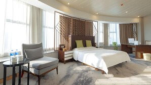 A hotel room with a bed, a chair, a desk, and a window. - Greentree Inn Jiaxing Haiyan County Passenger Depo (Jiaxing)