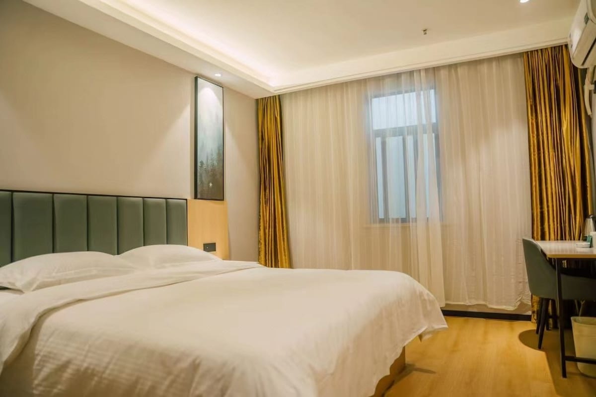 Una habitación de hotel con dos camas, un escritorio y una silla.