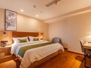 Una habitación de hotel con una cama de madera, un escritorio y una silla.