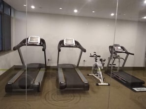 Tres esteves d'entrenament en una sala amb terra de moqueta i una paret senzilla.