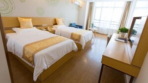 A hotel room with two beds, a desk, and a small table. - Greentree Inn Cixi Zhouxiang Town Jiayue Plaza (Ningbo)