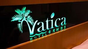Un letrero de hotel con el nombre 'Vatica' y la palabra 'HOTEL' debajo.