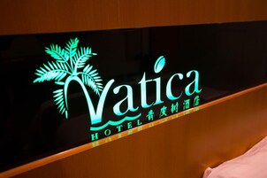 Un letrero de hotel con el nombre 'Vatica' y la palabra 'HOTEL' debajo.