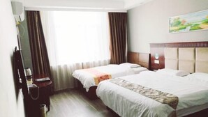 Habitación de hotel con dos camas, un cabecero de madera, un cuadro en la pared y una ventana con cortinas.