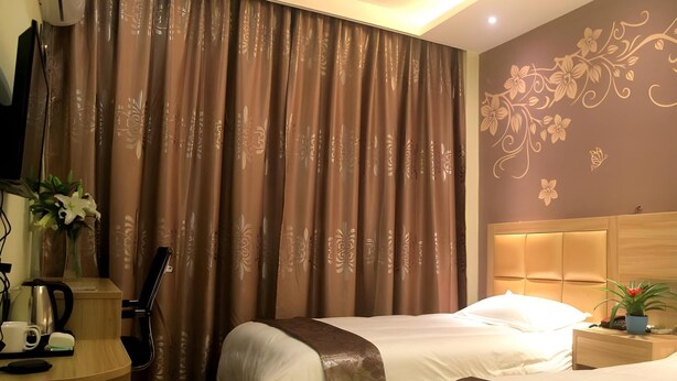 A hotel room with two beds, a desk with a coffee maker, and a wall with floral wall art. - Shell Shanghai Pudong New District Zhongke Road Hotel (Shanghai)