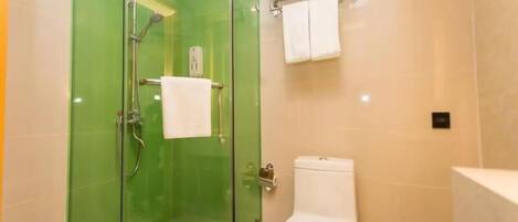 Ein Badezimmer mit Duschkabine, Toilette und Handtuchhalter.