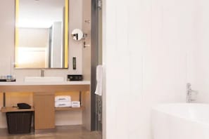 Bathroom - Hampton by Hilton, Yuhang High Speed Railway Station, Hangzhou (Jiaxing)
