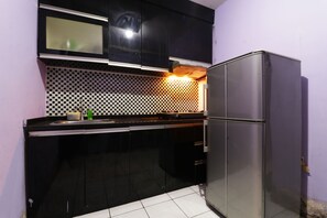 Private kitchen - Dinda Apartemen Tangerang by Zuzu (Tangerang)