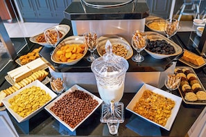 A buffet table with various food items and a milkshake dispenser. - Cabir Deluxe Hotel (Sapanca)
